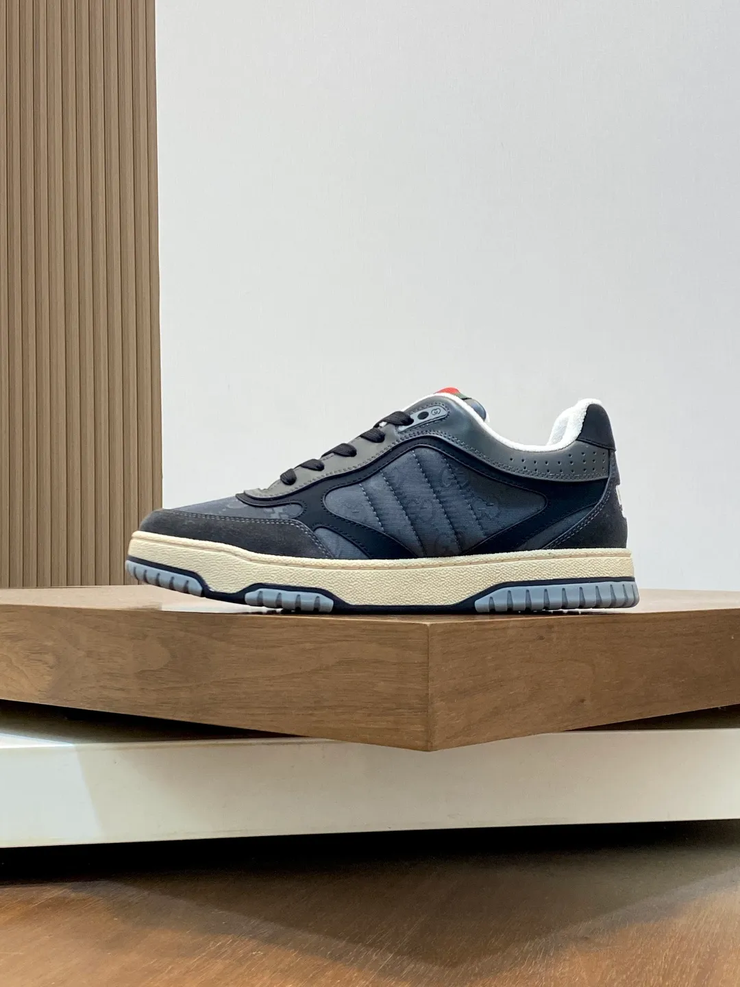 Men's Shoes 💰660 𝐆𝐮𝐜𝐜𝐢 𝐑𝐞-𝐖𝐞𝐛 As the first sneaker created by Sabato De Sarno for Gucci, the Re-Web series reinterprets the brand's classic stripes and sets off the modern silhouette design with bold and unique details. These shoes are crafted from white leather. This new sneaker is ingeniously decorated with many of the brand's classic details, and is equipped with a bright red and green webbing tongue, which will make people fall in love at first sight. White leather treated with a special process for softness and luster, with an embossed grainy texture. Script Gucci logo and interlocking G web label with Interlocking G and script Gucci logo. Rubber outsole with interlocking G detail eyelets. Web tongue. Size: 39-44 (customized for sizes 38 and 45)